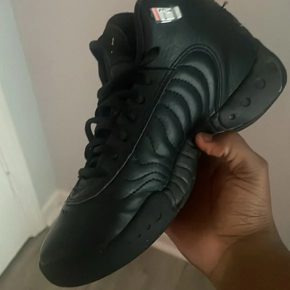 I’m selling jumped pro size 4 black